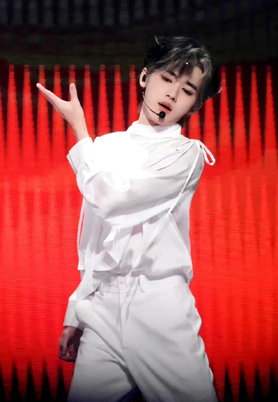 宋亚轩《julia》舞台燃爆全场,高音怒音完美切换,台风稳健魅力四射