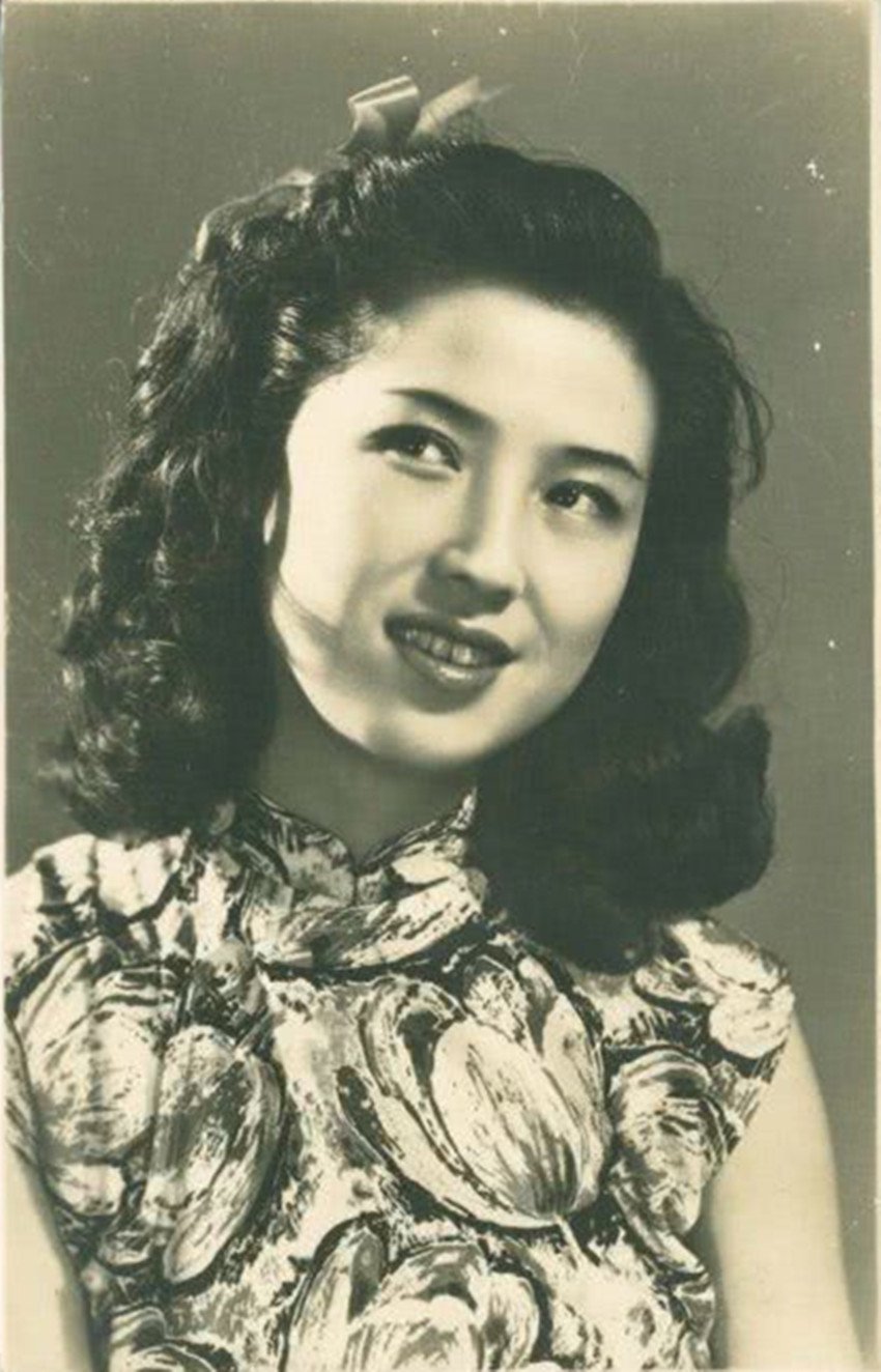 1965年,杜月笙的四姨太姚玉兰外出打牌,突然感到全身发热,焦躁不安,她