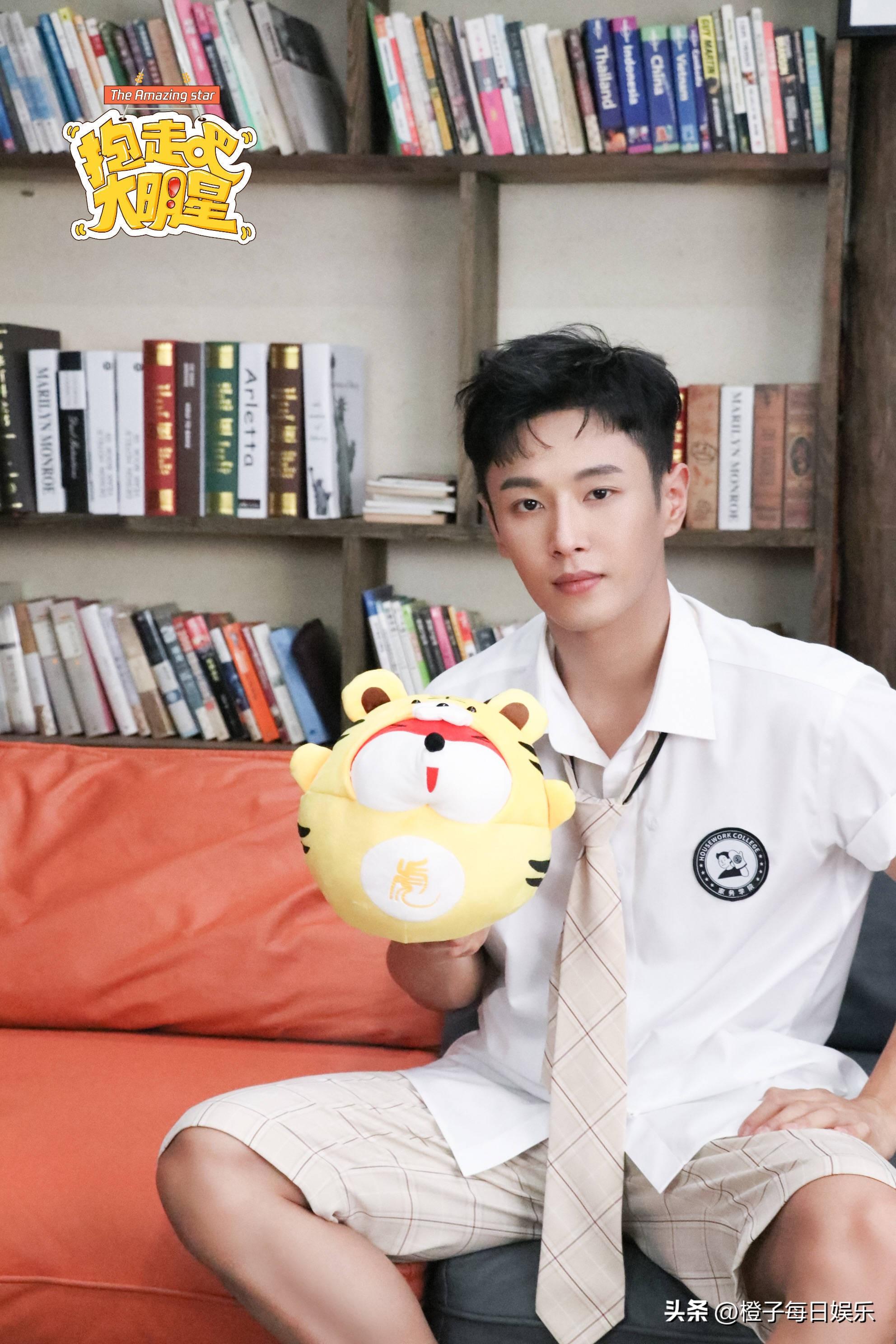 贴脸开大!李汶翰年会cos老板杜华,王一博周艺轩程潇造型满分