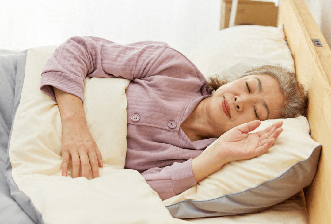 65岁后晚上怎么睡更健康?你或许需要改变这个观念!