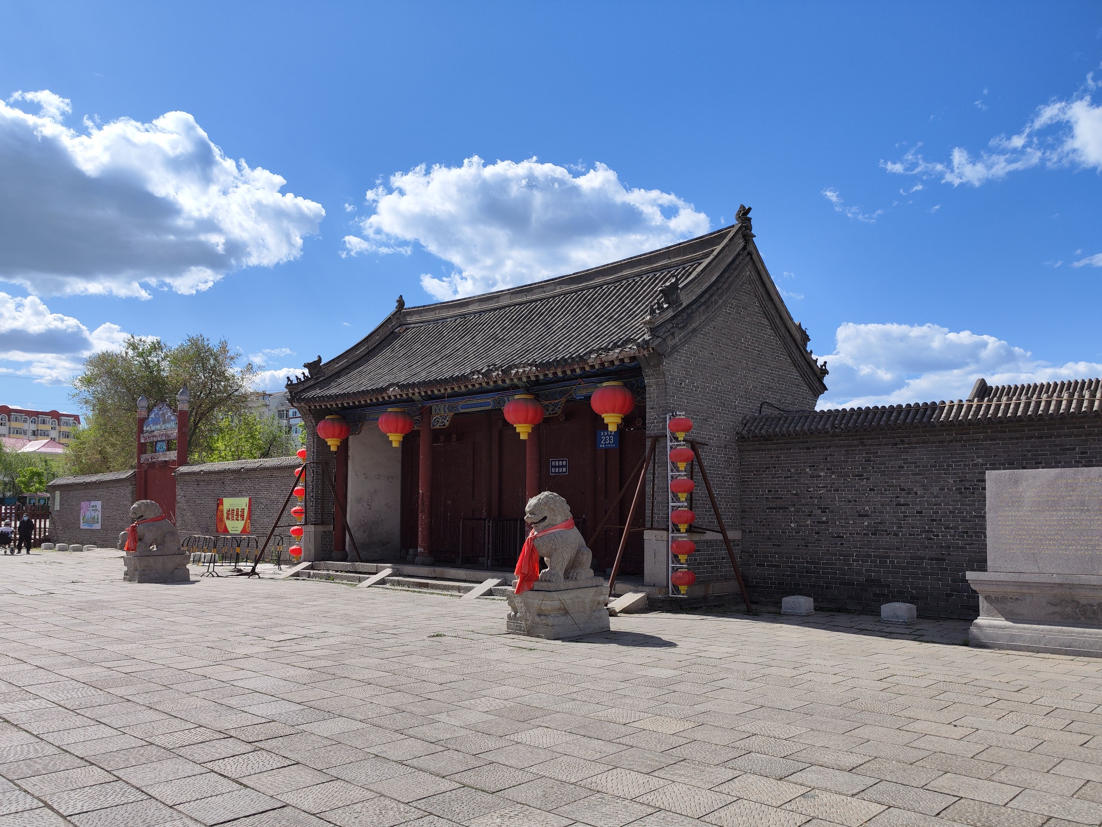 道台府位于友谊东路,旁边有一个小广场,广场中间立着一座日晷的雕塑