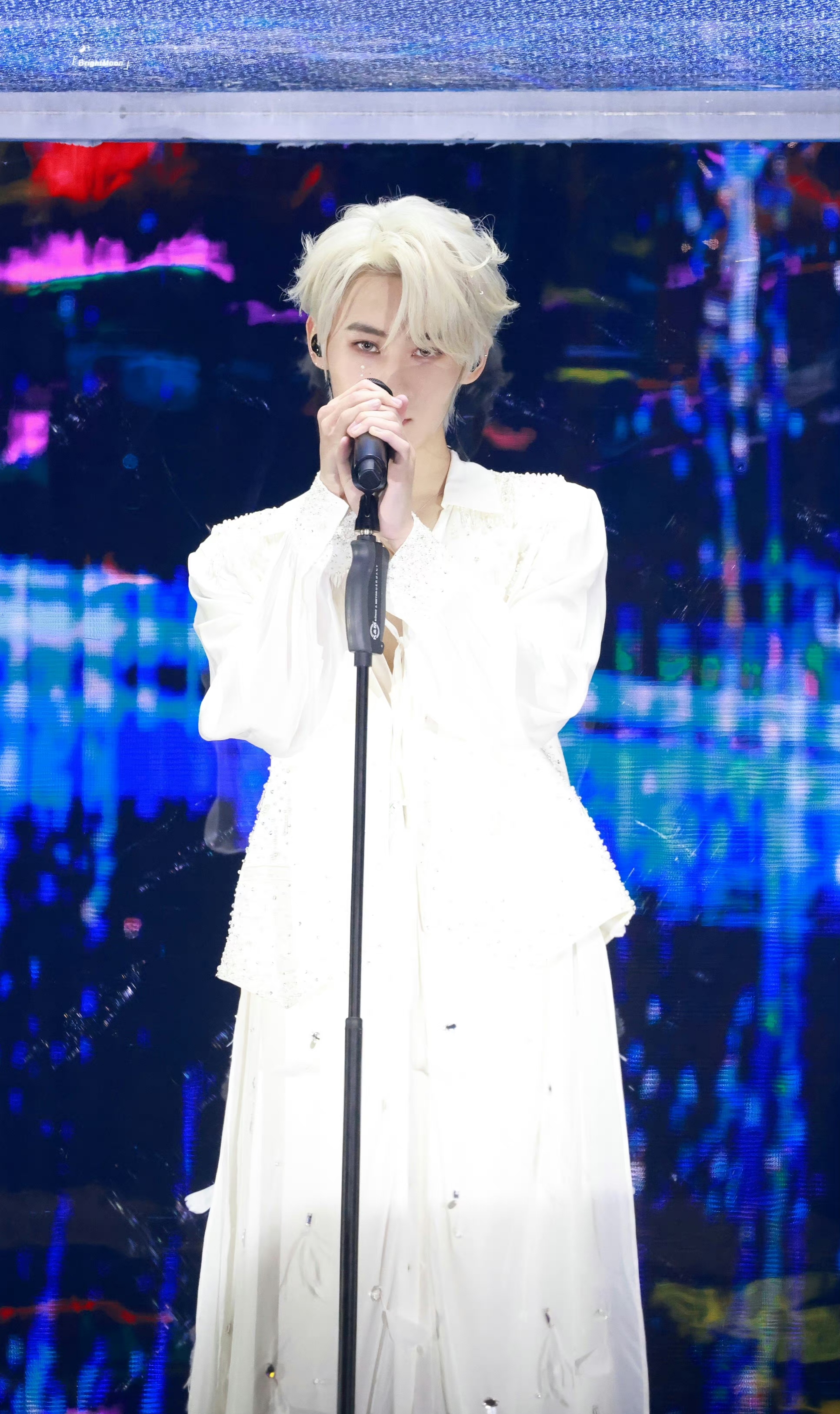 张真源solo舞台# 张真源单人舞台照,被真源这个造型美哭了,白发加一