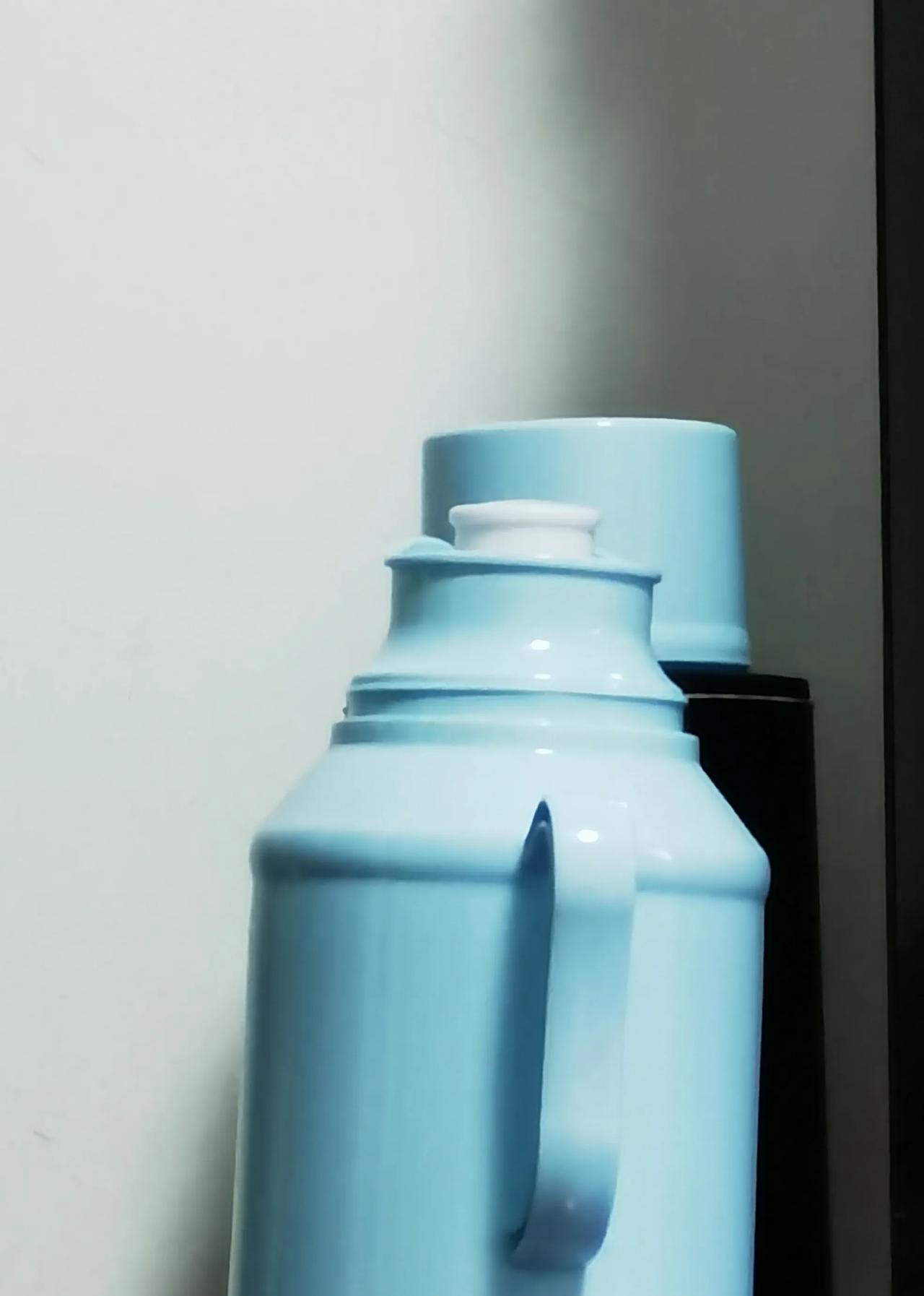 他是这样的,早上起来先上厕所,上好厕所不洗手,直接去接水烧开水