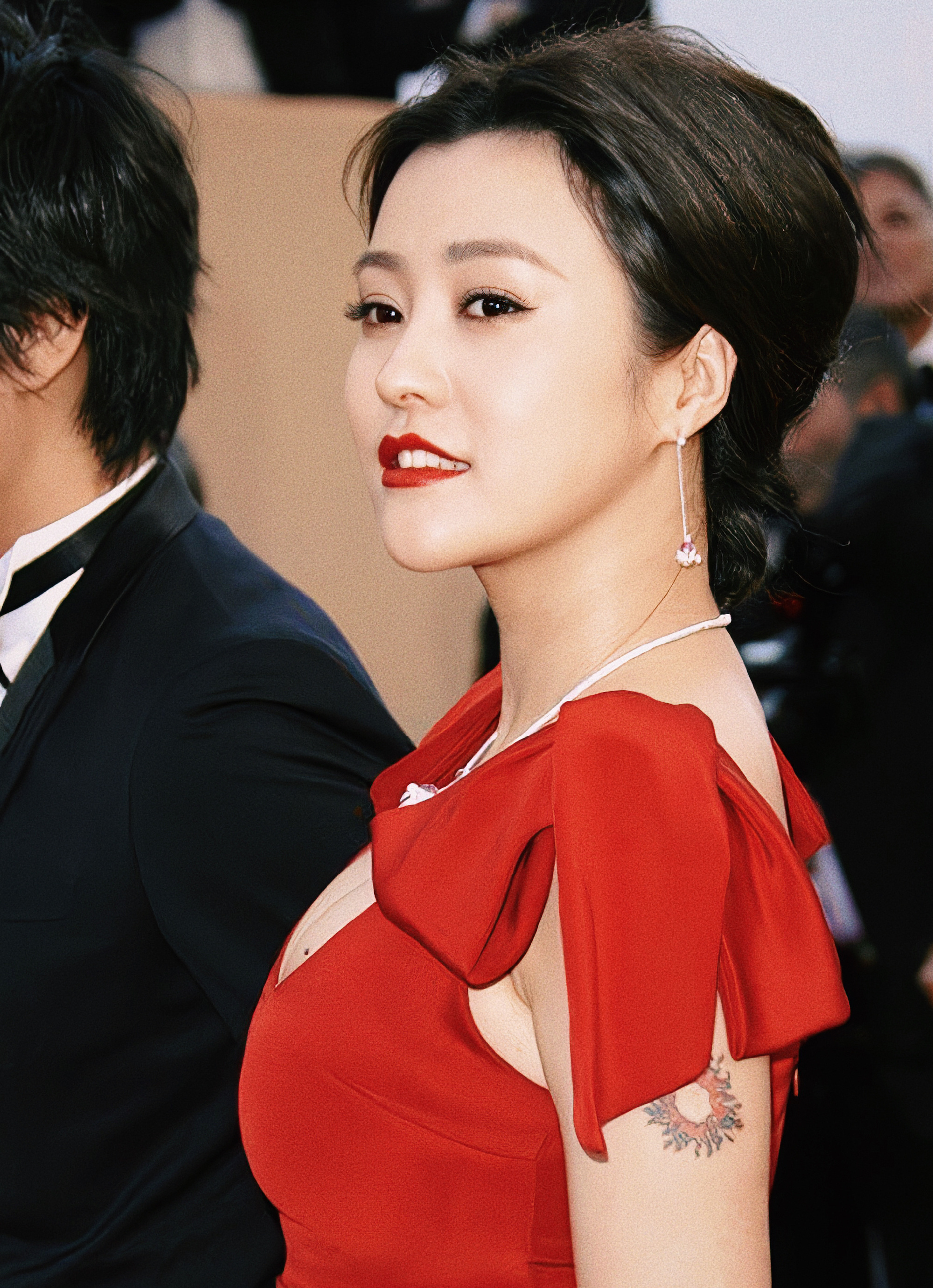 《浮城谜事》戛纳红毯之郝蕾,一身红色礼裙来袭,显得十分精致唯美,那