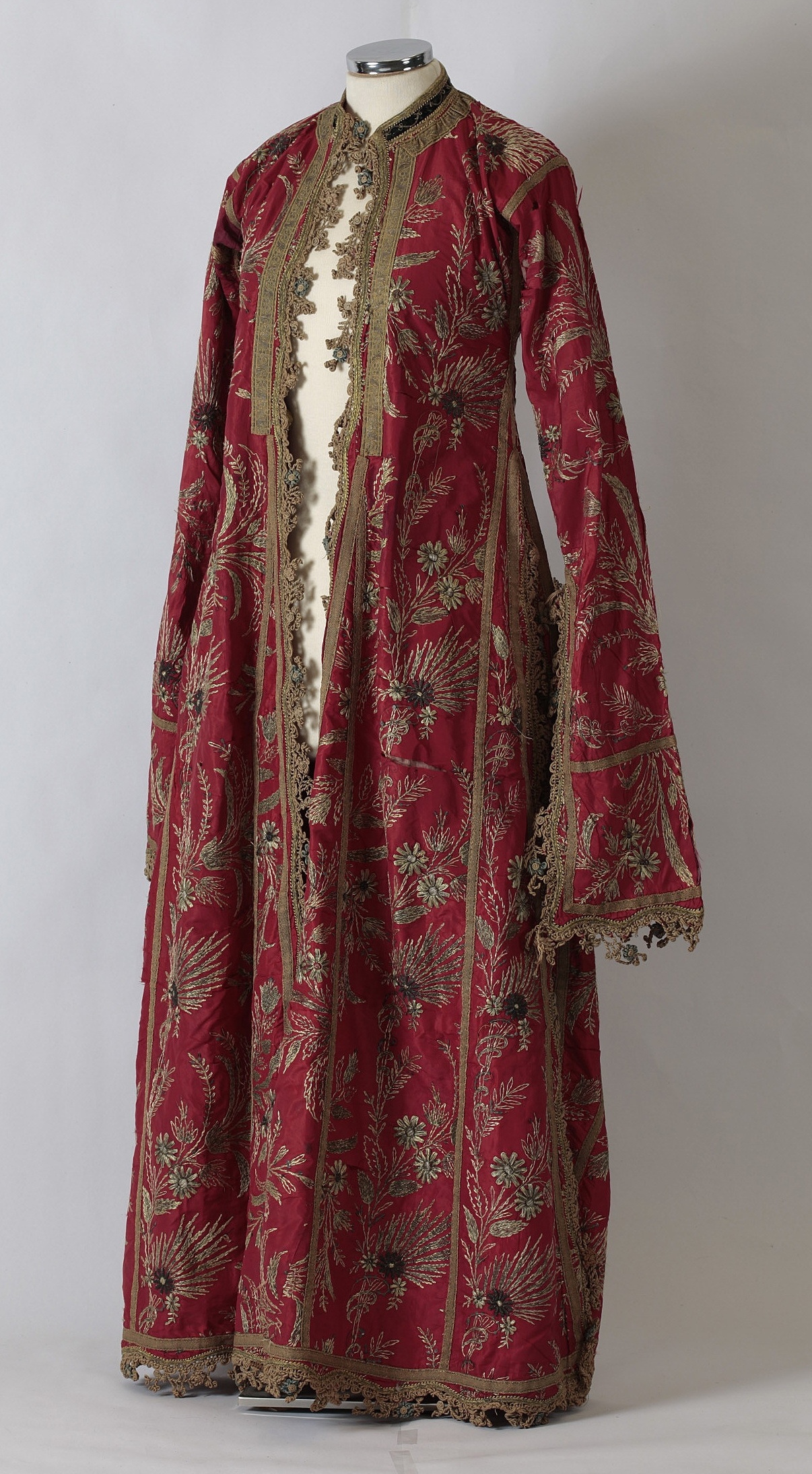 分享一组十九世纪土耳其女人的长袍,不仅廓形优美,面料和装饰也各具