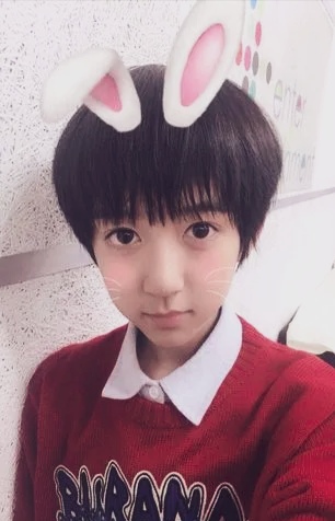 网友说:贺峻霖小时候真的好可爱,伸出小脚让妈妈整理鞋子,还一脸的小