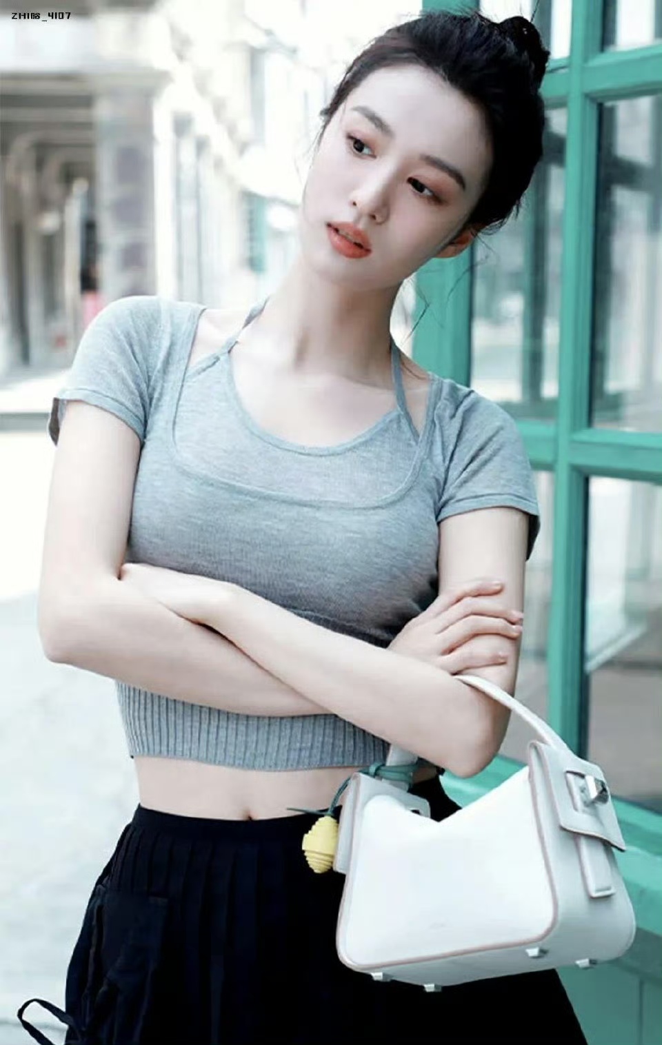 她的身材比例恰到好处,既不会显得过于瘦弱,也不会显得过于丰满.