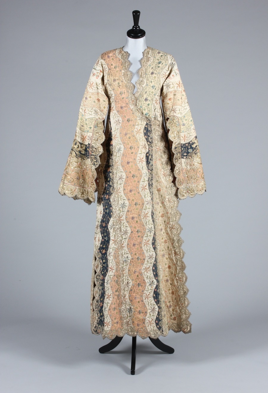 分享一组十九世纪土耳其女人的长袍,不仅廓形优美,面料和装饰也各具