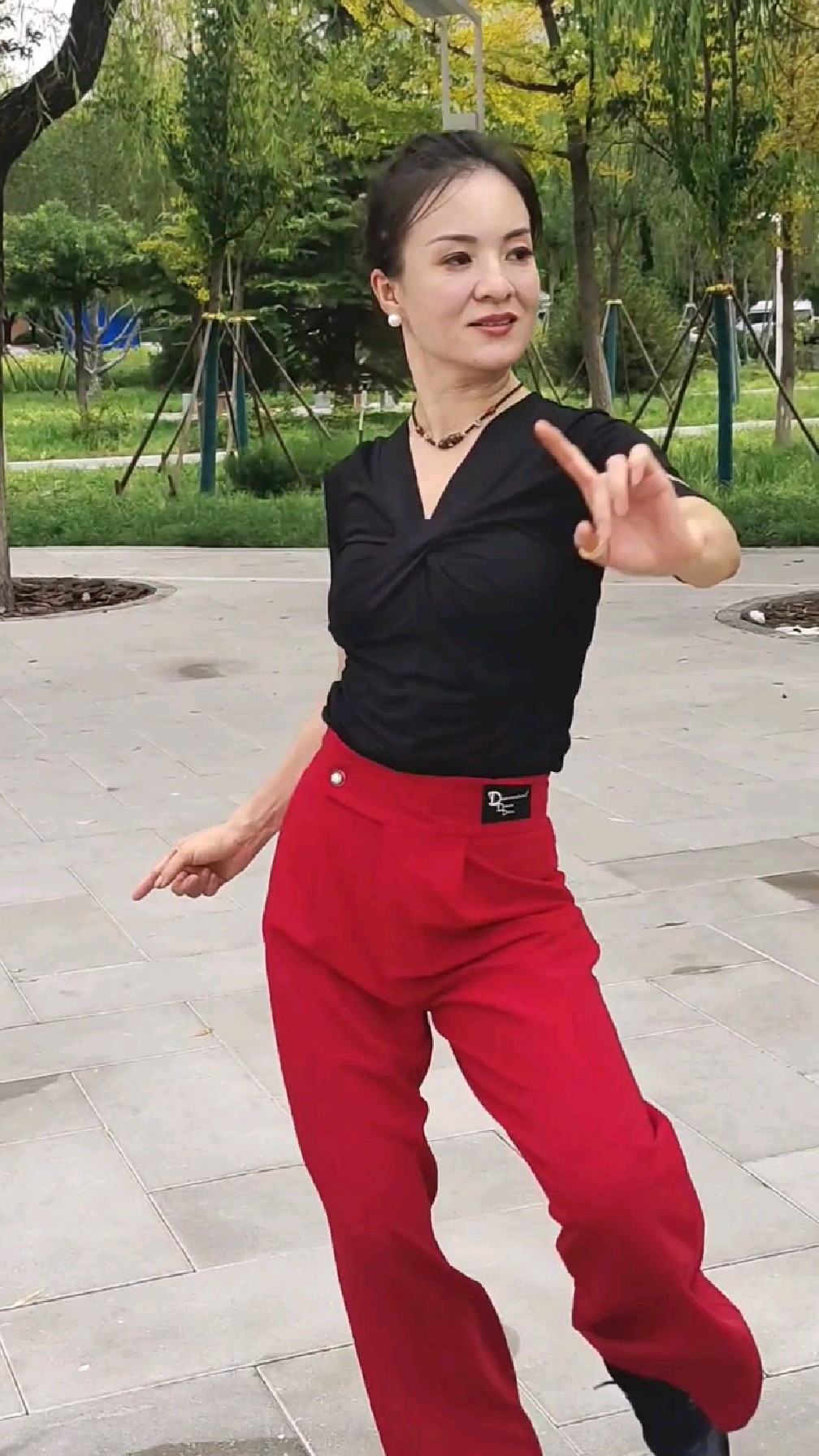 俊俏的小媳妇儿独舞好美呀