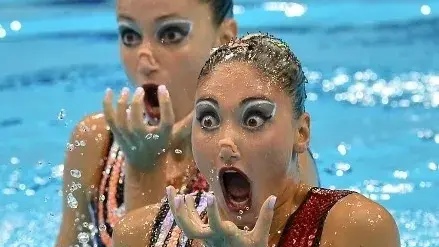 花样游泳运动员的表情为什么要那么夸张?