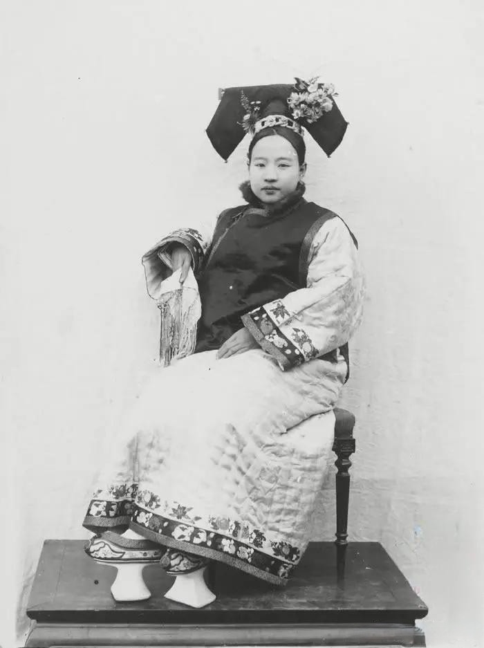 裹着一双小脚,穿着绣花鞋