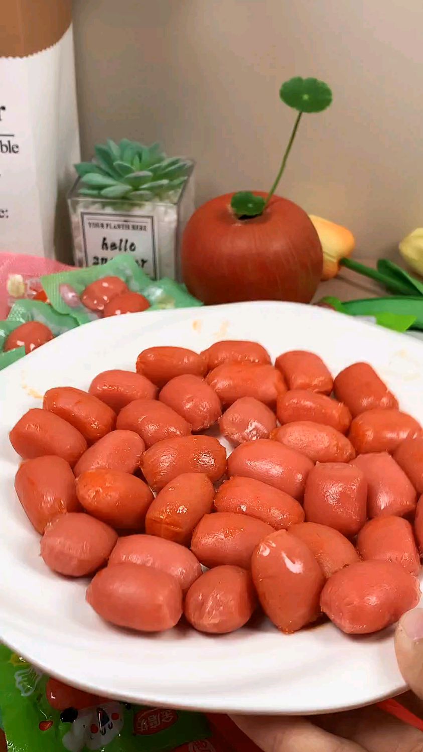 迷你肠可可爱爱!qq弹弹肉香浓郁,一口咬下去会爆汁哦,很有嚼劲