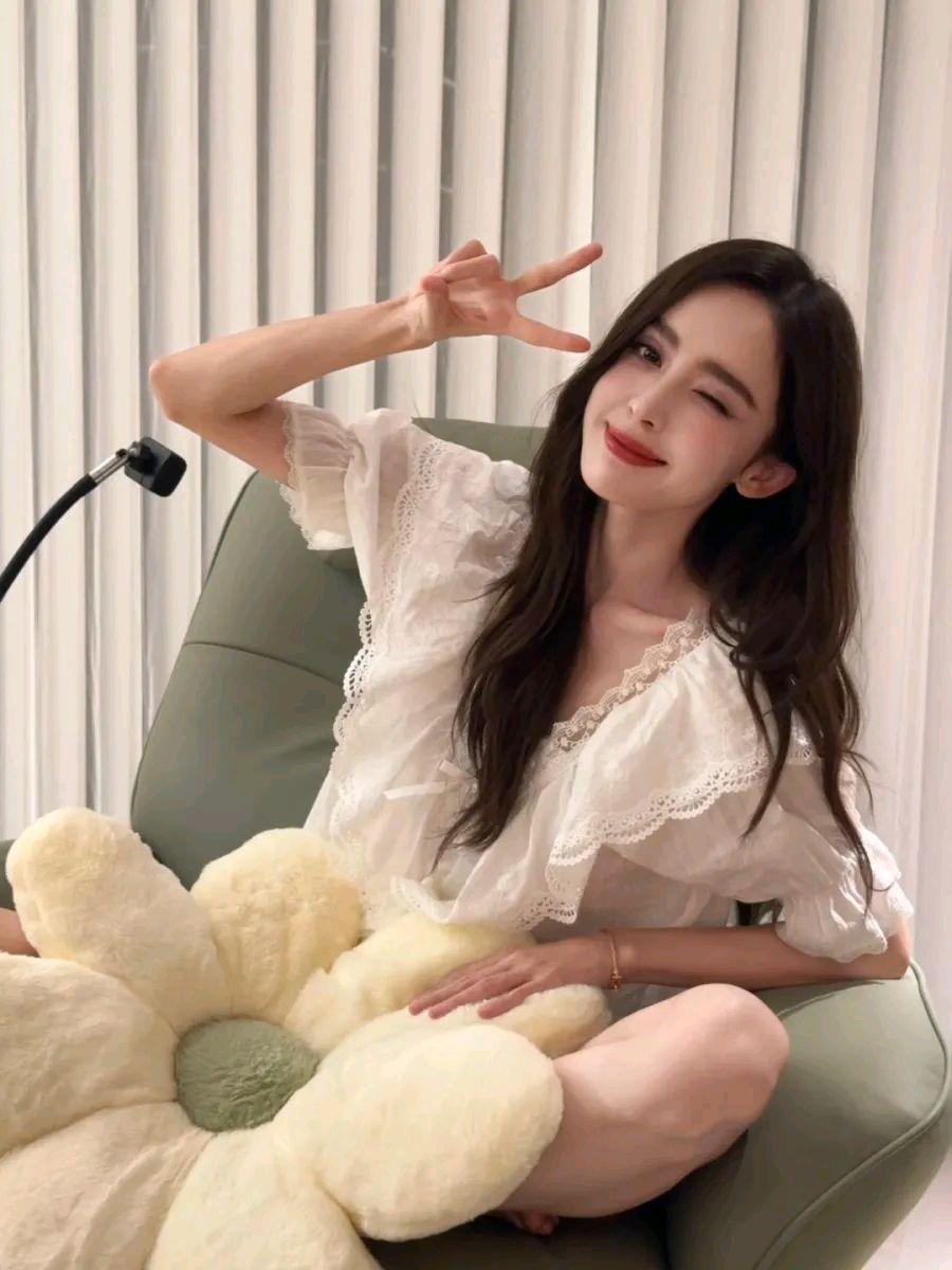 古力娜扎穿白色睡衣清丽脱俗!对镜wink甜笑好可爱#古力娜扎