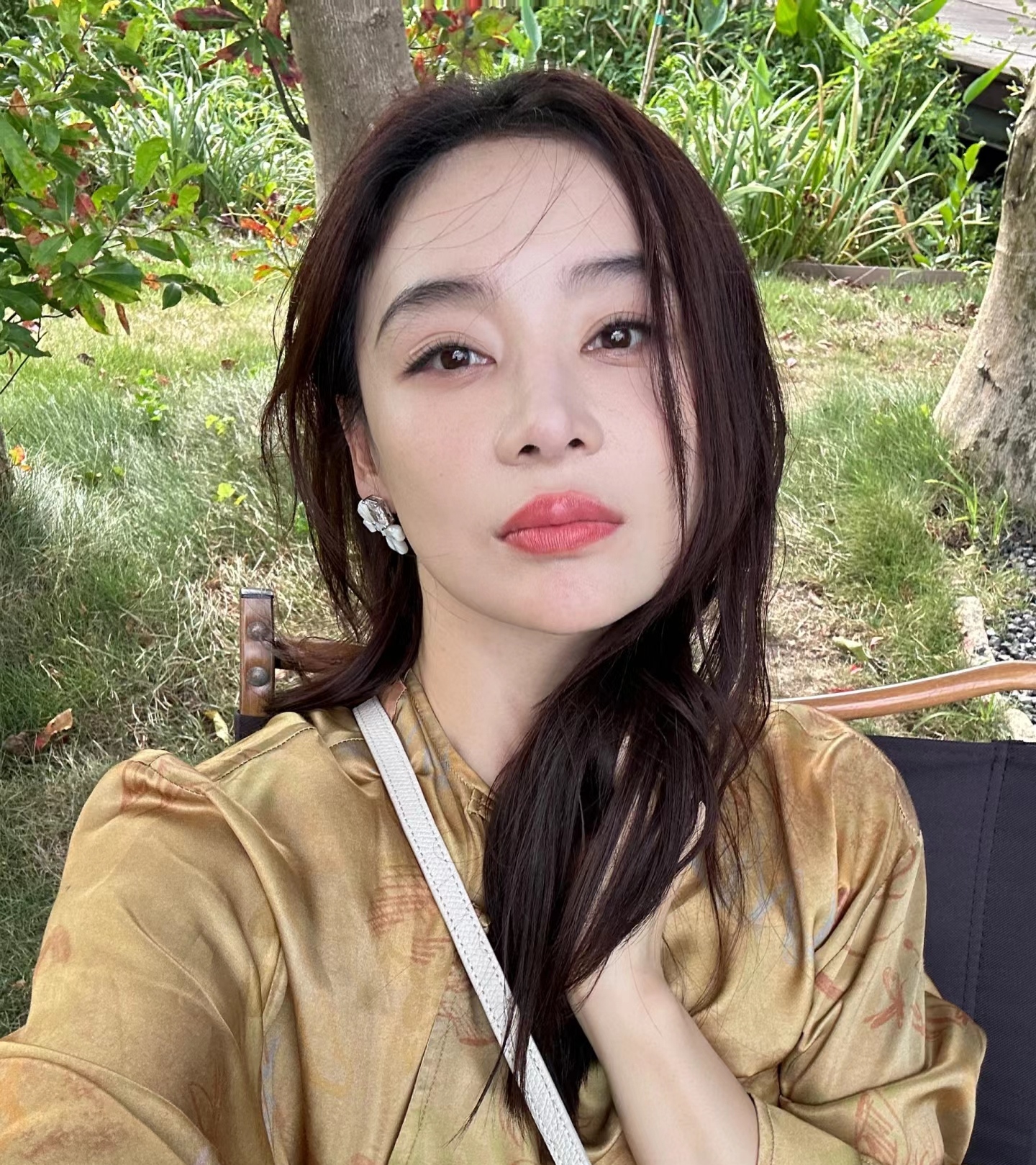 袁姗姗的今日美照,她一身休闲风的穿搭,秀发披肩,笑容阳光,而且看她的