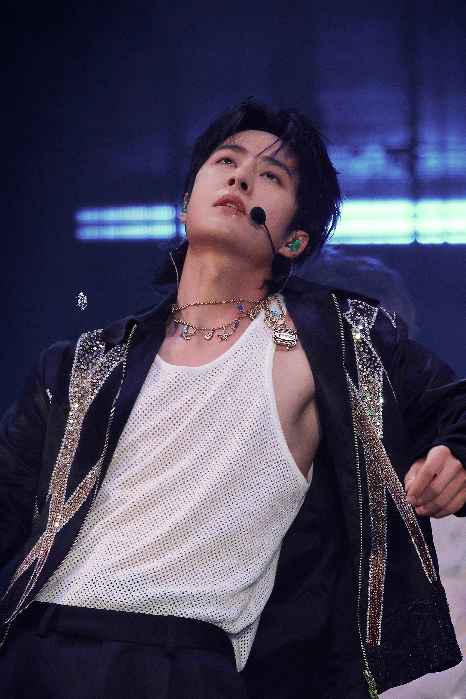 电影《人·鱼》是不是要动了,今晚王一博的项链,歌曲和公式照都有鱼