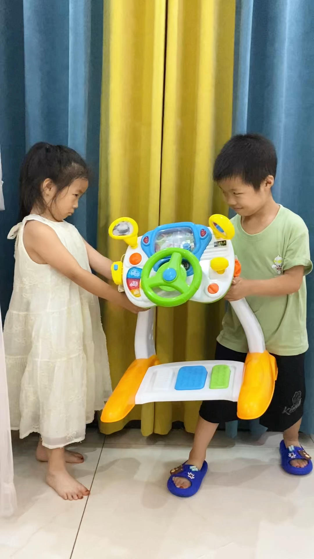 这玩具也太酷了,小朋友抢着玩