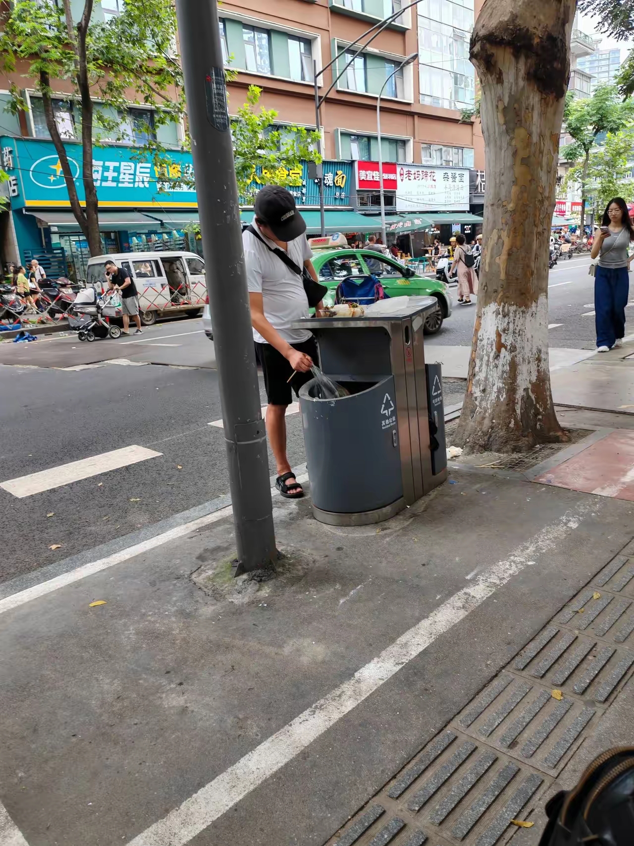朋友跟我说她第一次碰到一个男人在垃圾桶找吃的,我说你拿10块或20块