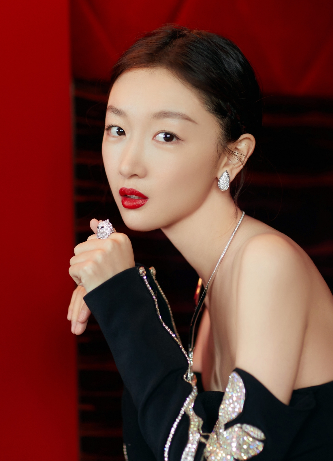 周冬雨迷人背影写真集,美背与修长美腿的完美融合,身姿婀娜令人陶醉