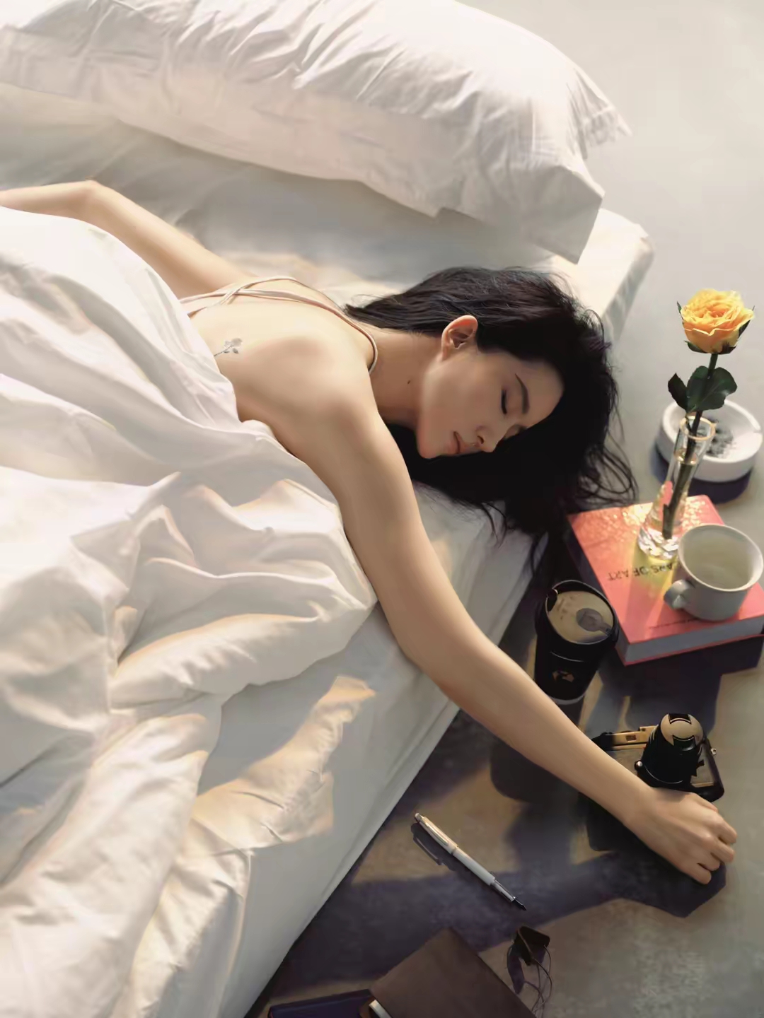 嘴叼黄玫瑰,背上还纹着玫瑰花