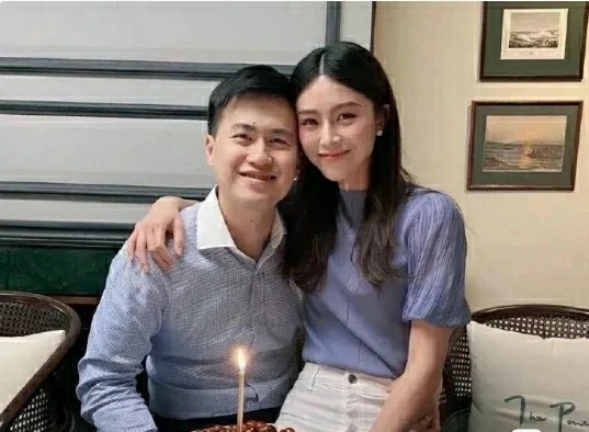 34岁的文咏珊老公吴启楠是汕头的富三代,应该算是高富帅吧!