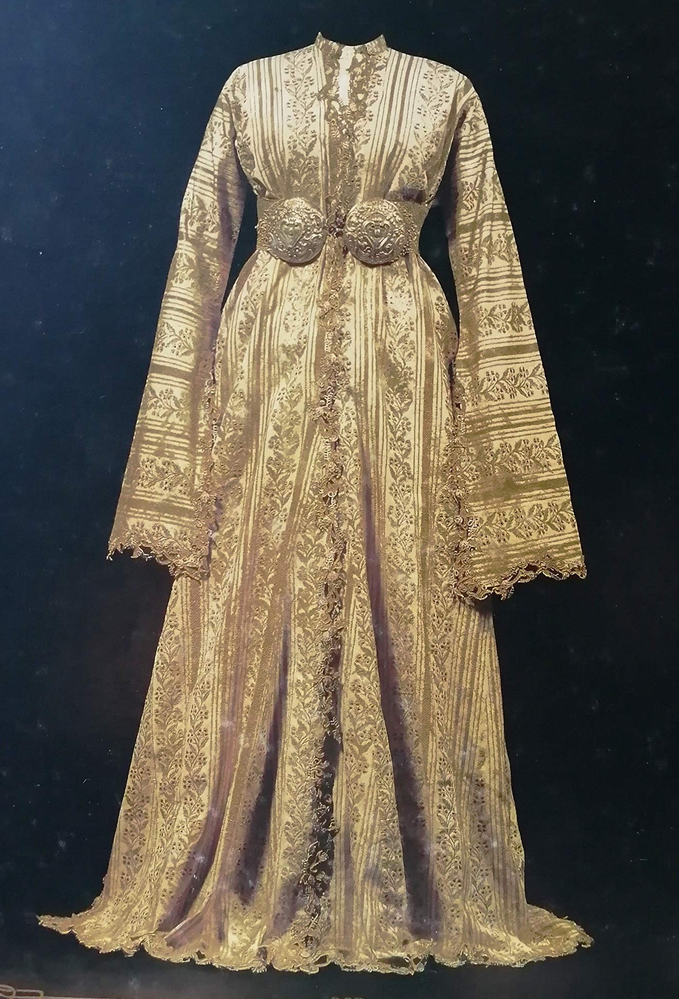 分享一组十九世纪土耳其女人的长袍,不仅廓形优美,面料和装饰也各具