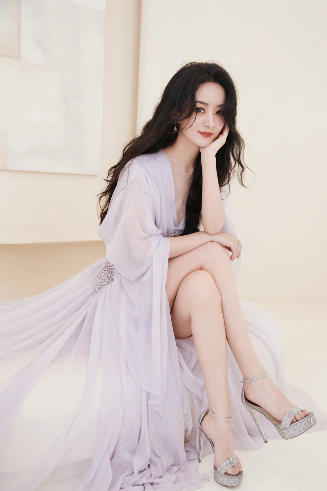 赵丽颖时尚写真,长裙温婉复古套装摩登,完美融合展现独特风格