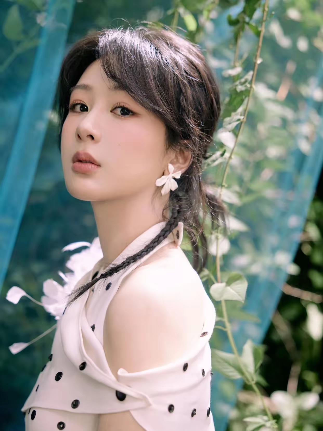 国民闺女杨紫又来晒美照了,身穿波点长裙配小辫子,端庄如民国大小姐