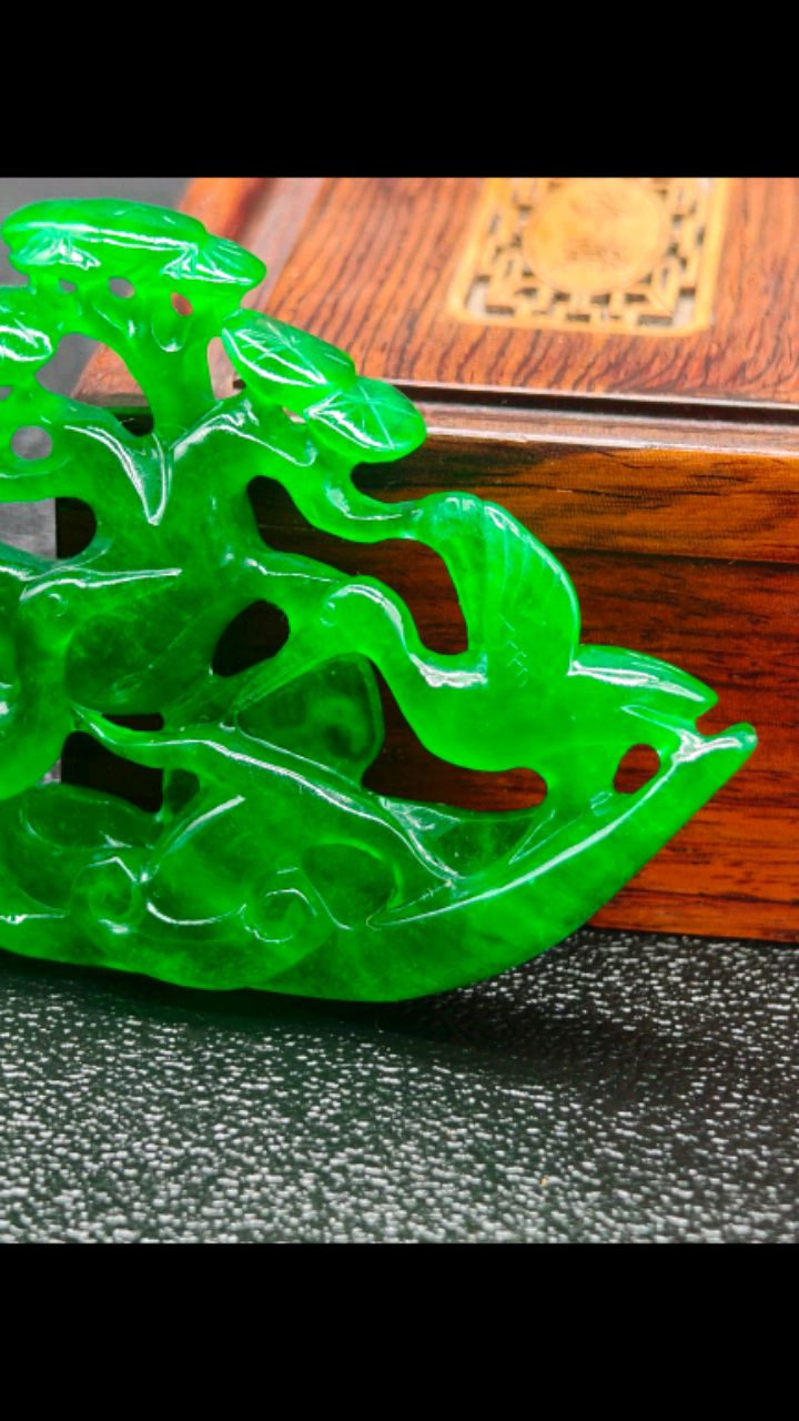 高冰帝王绿老翡翠小摆件