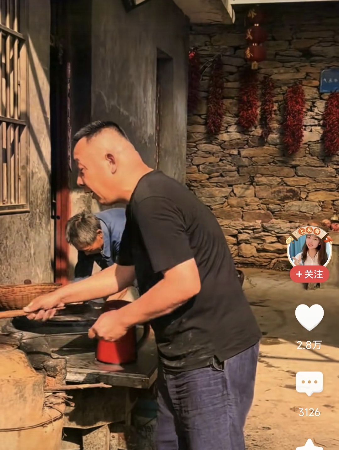 高雅,这个"街溜子"经常在路边摊见到他,感觉整天不务正业,真担心他的