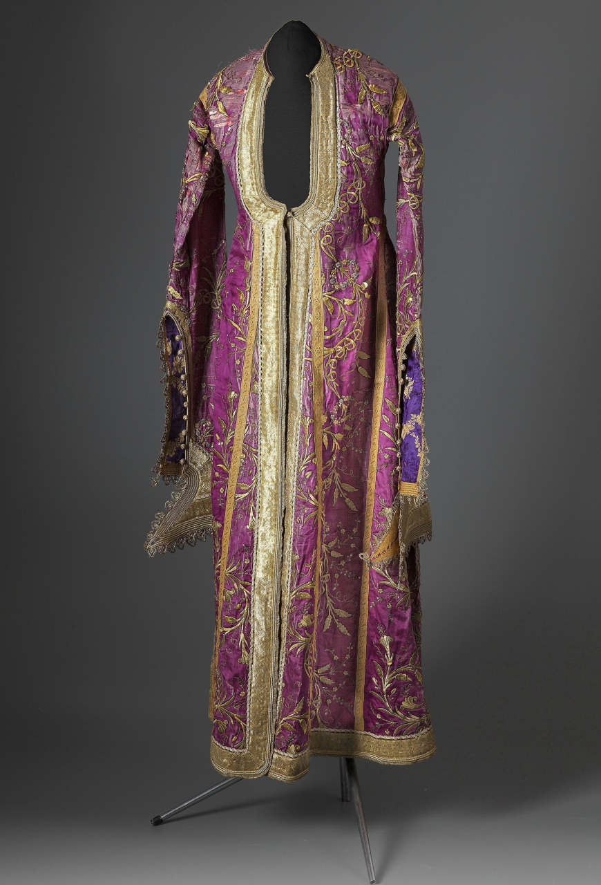 分享一组十九世纪土耳其女人的长袍,不仅廓形优美,面料和装饰也各具