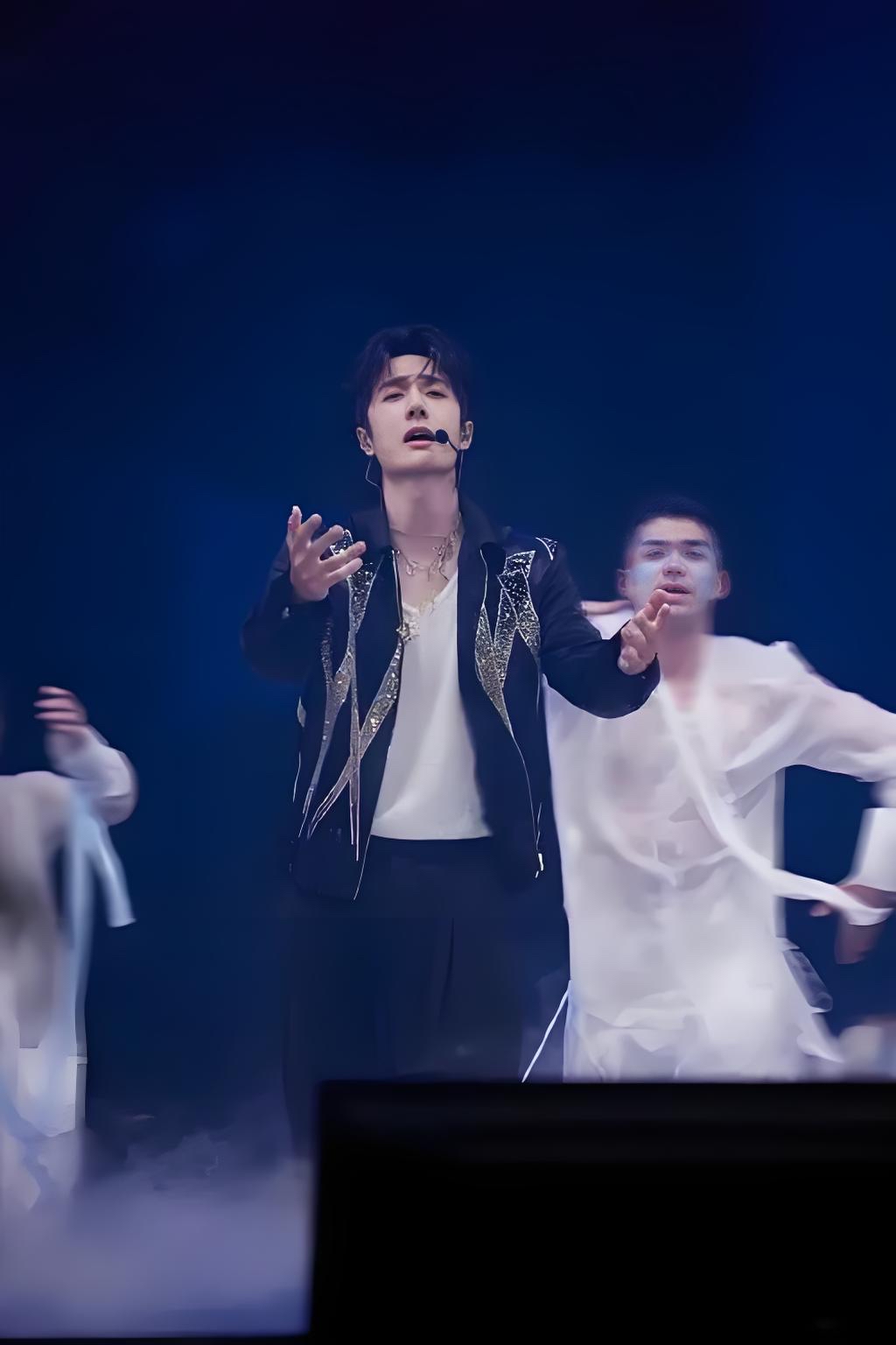 王一博在乐华年会上带来了全新单曲《somebody elses arms》的唱跳