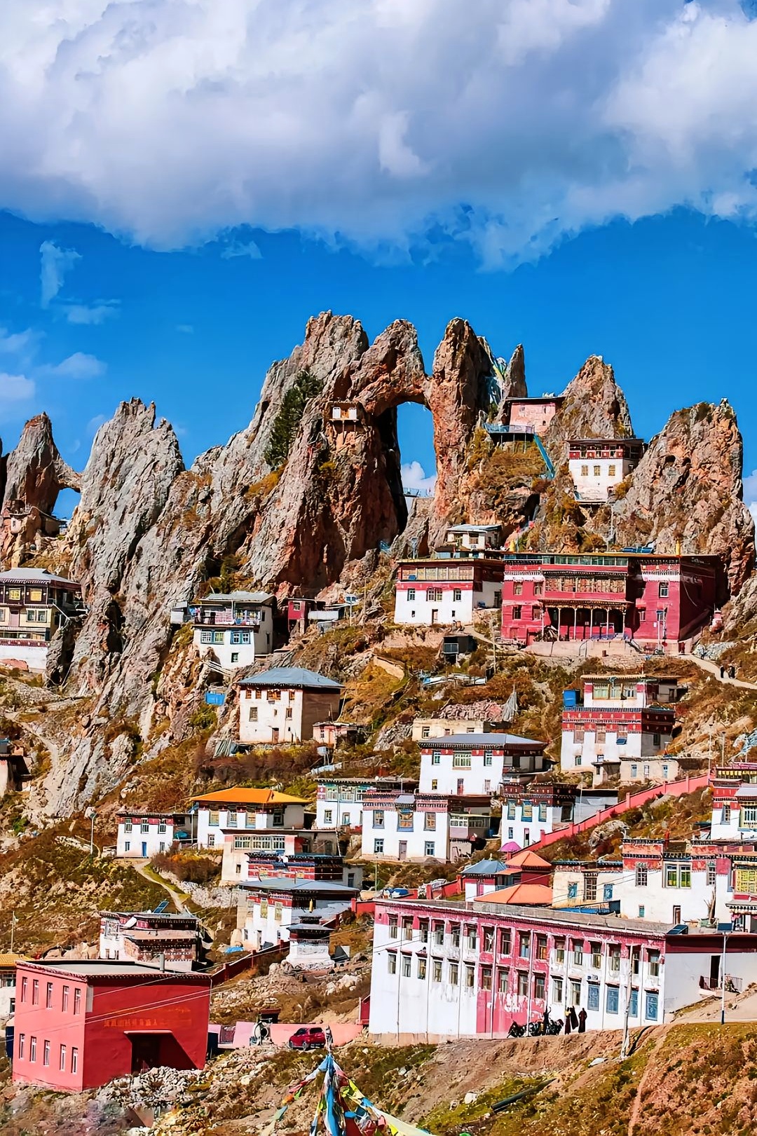 西藏昌都丁青县的孜珠寺是西藏离天空最近的寺庙之一,这座寺庙具有