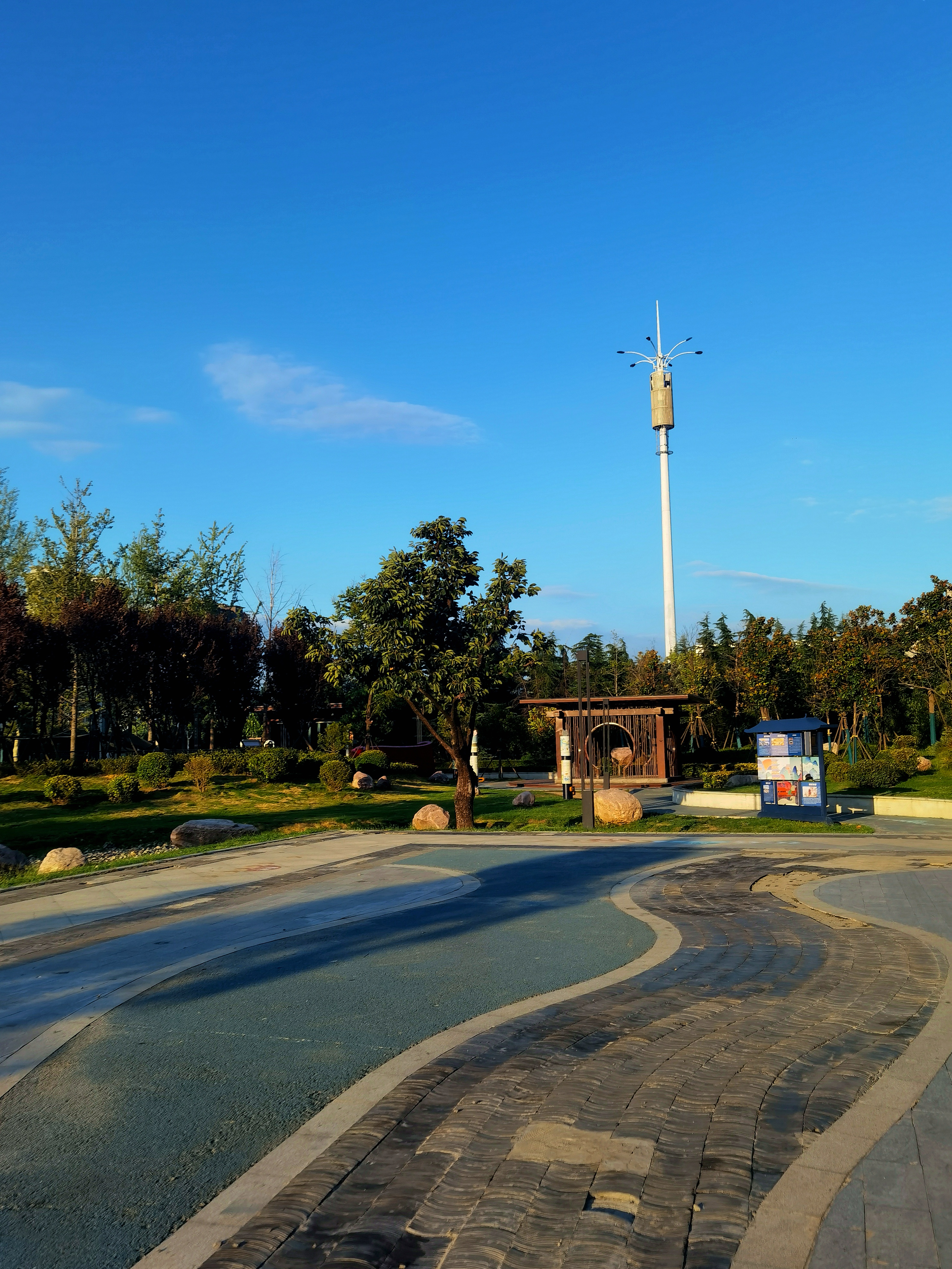 动态连更挑战# 走进洛阳应天门北广场,蓝天白云的美景风光很难忘