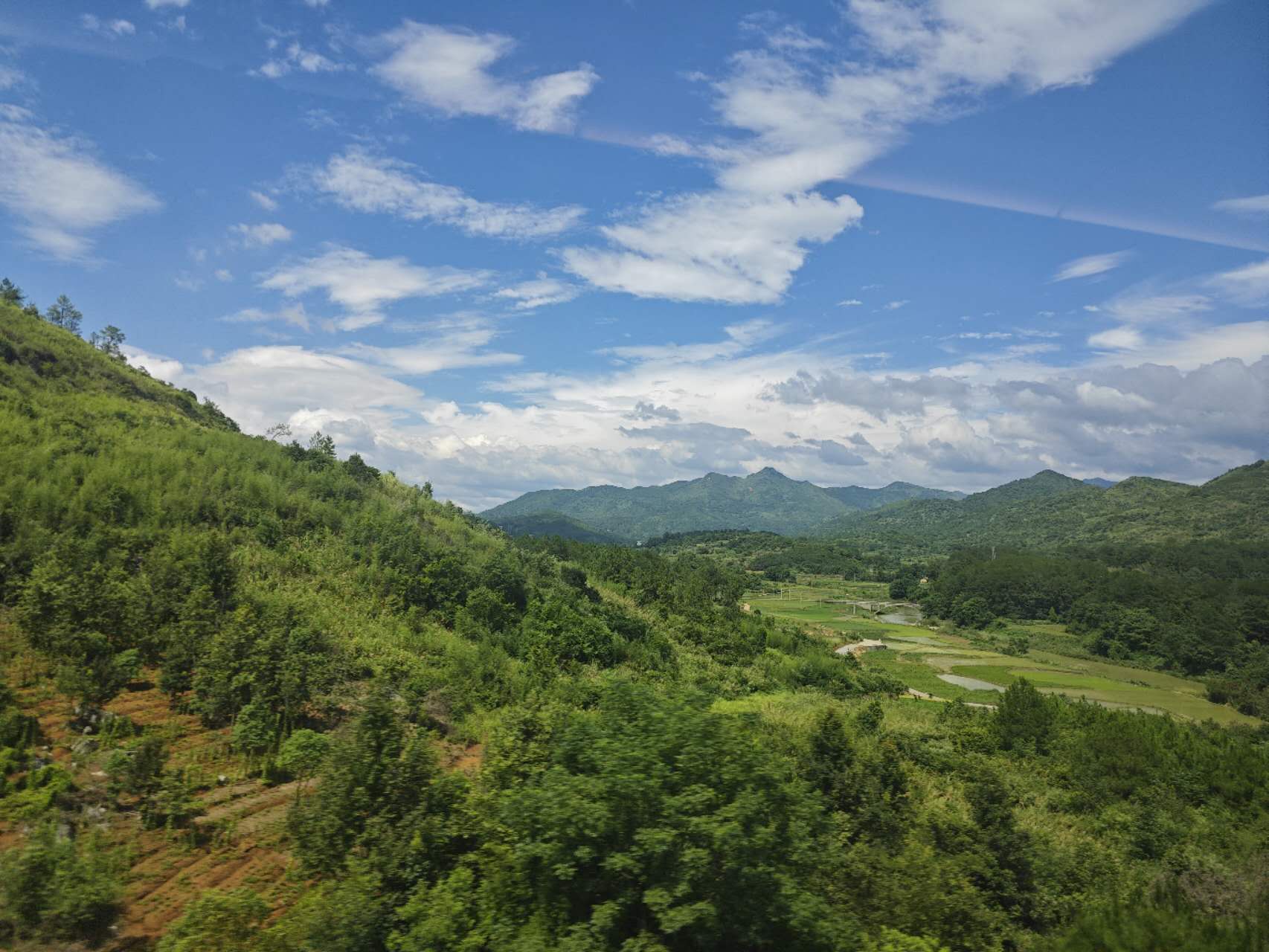 群山之间也有小片的平原,也有小桥流水一样的风光
