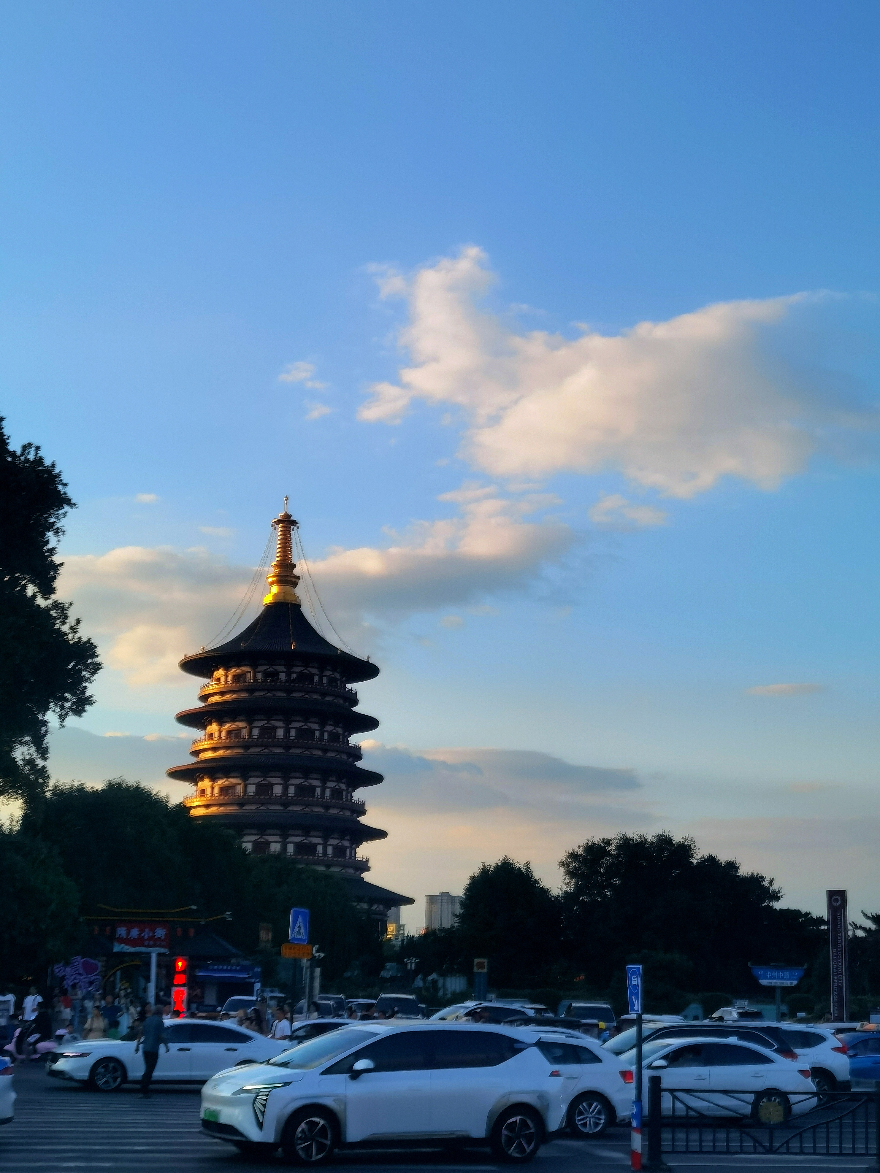 动态连更挑战# 走进洛阳应天门北广场,蓝天白云的美景风光很难忘