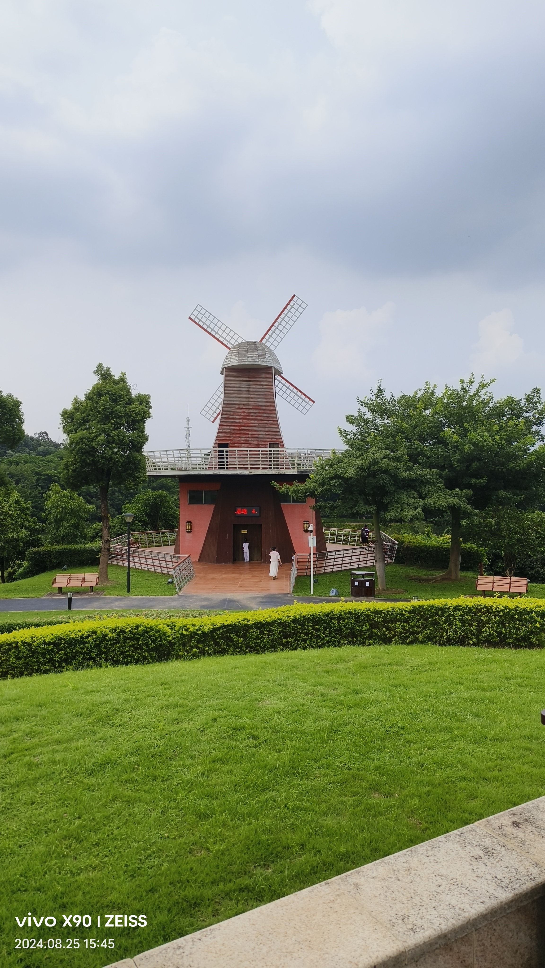 举目碧池秋色浅,林涛风拨似琴鸣