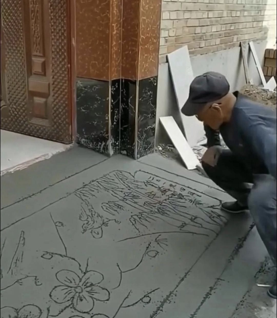 老丈人热心地来帮忙铺门前的水泥,还兴致勃勃地画了幅画在上面