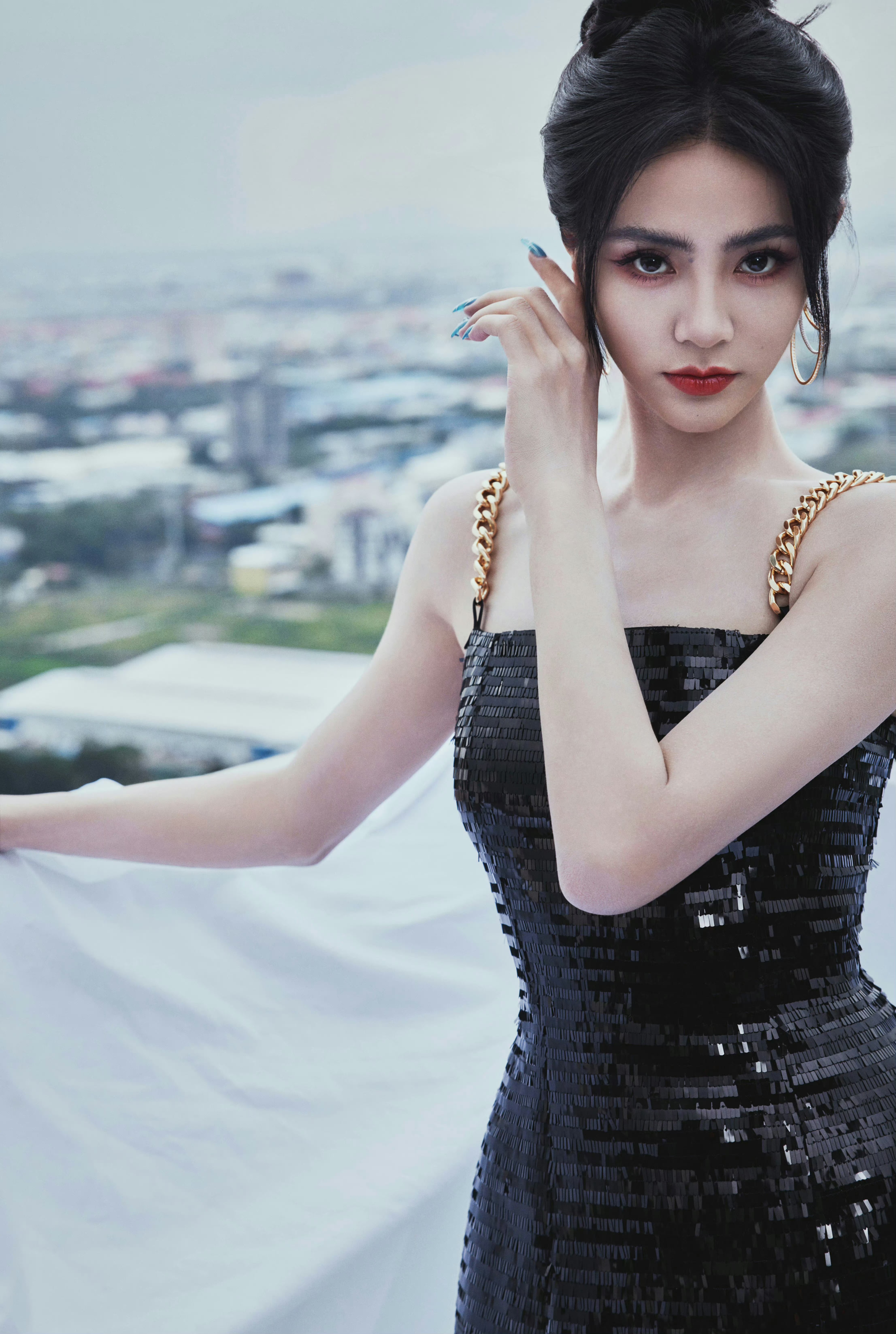 谢可寅,黑色亮片吊带裙搭配一字带高跟鞋,美丽极了!