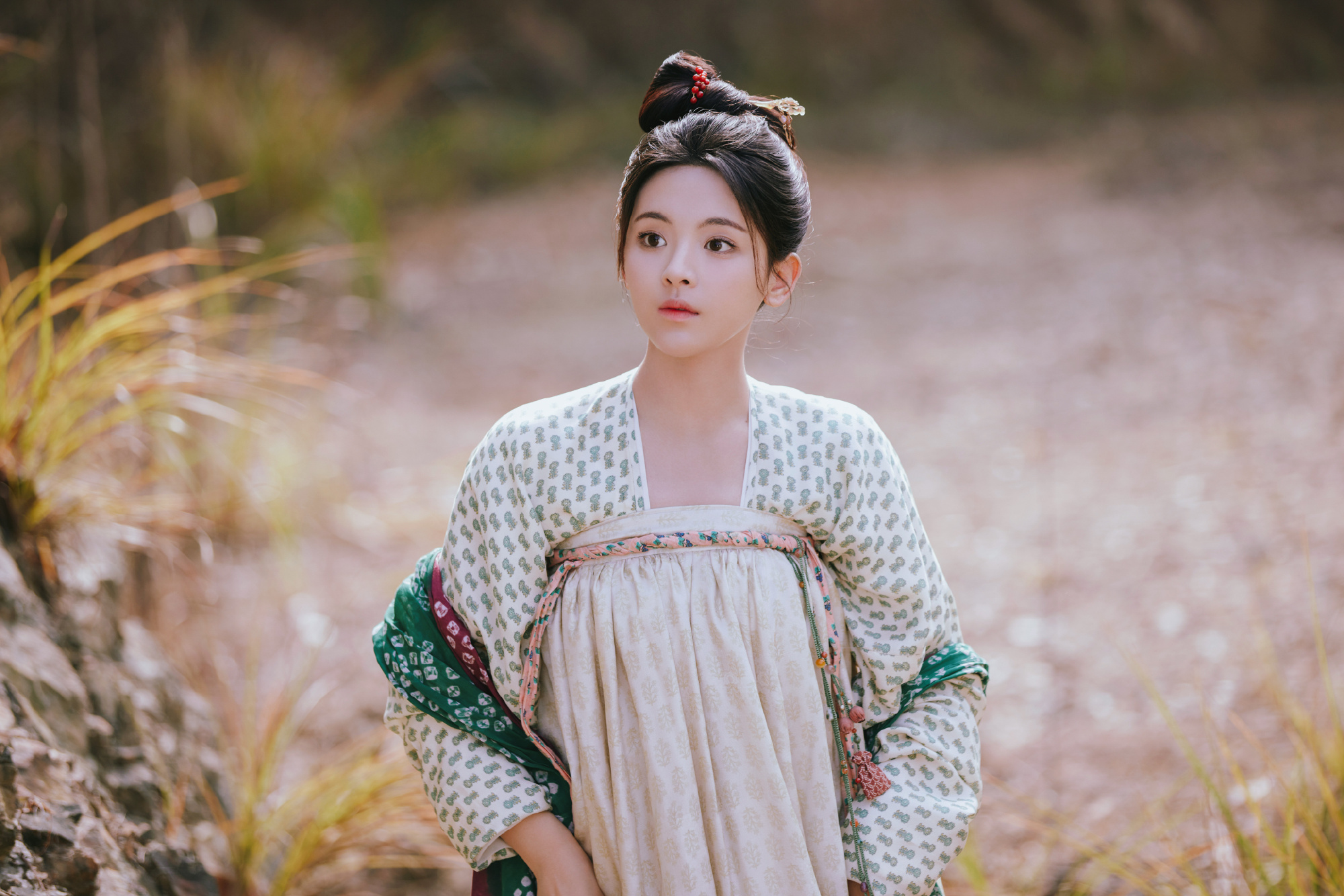 《微雨燕双飞》绝美剧照来袭,杨超越演绎小太后,才情与美貌并存,古风