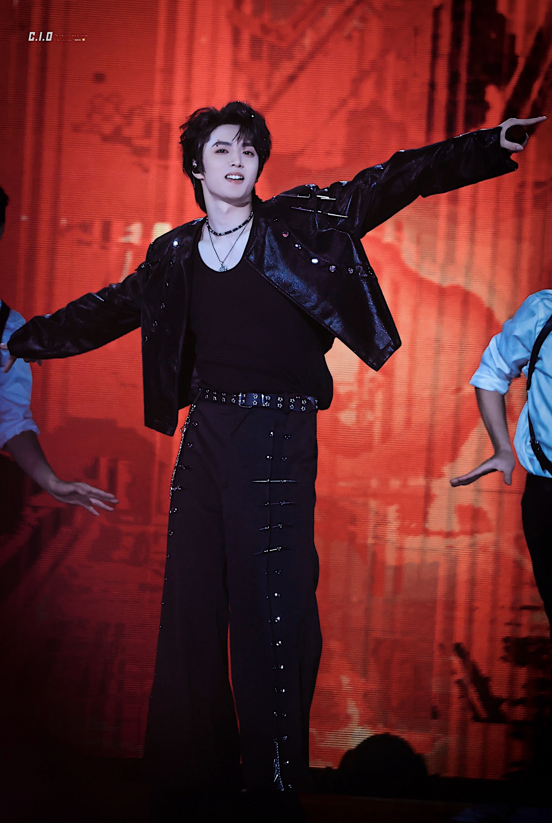 刘耀文楼非楼演唱会# 刘耀文舞台上偷偷吐舌头的样子真可爱,笑评创