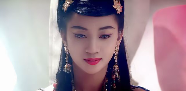 梅艳芳的古装扮相,乍一看还以为是吴倩莲呢,这千手观音的妆容看起来