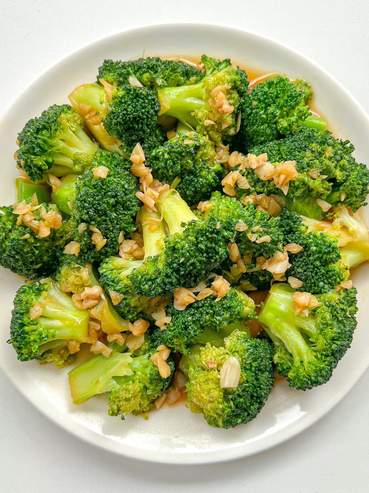 第一道菜是清炒豆芽先把豆芽洗干净然后焯水捞出来备用