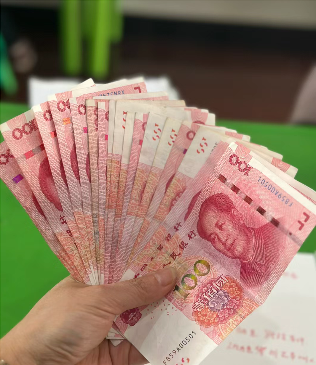 他每个月给婆婆三千块生活费,却只给我妈一千块