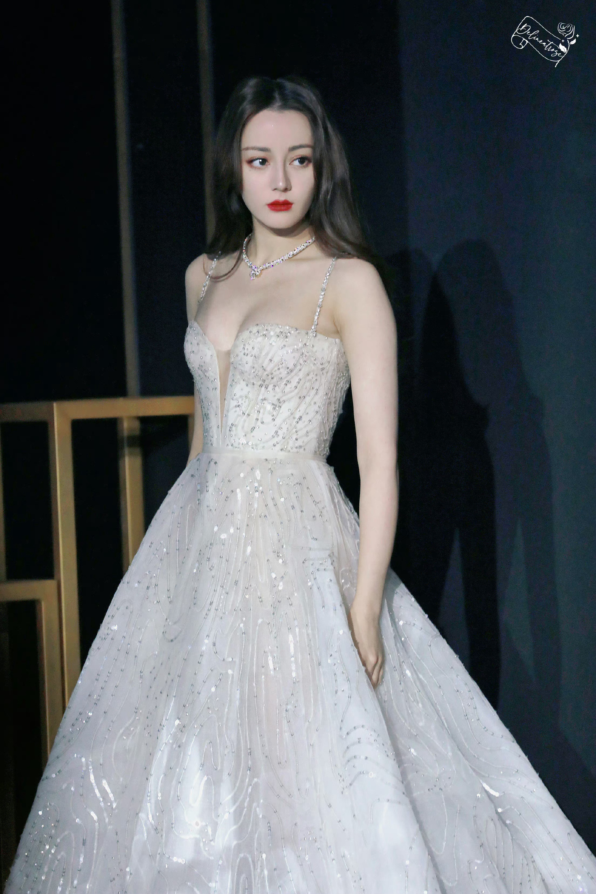 迪丽热巴珍珠v领抹胸裙