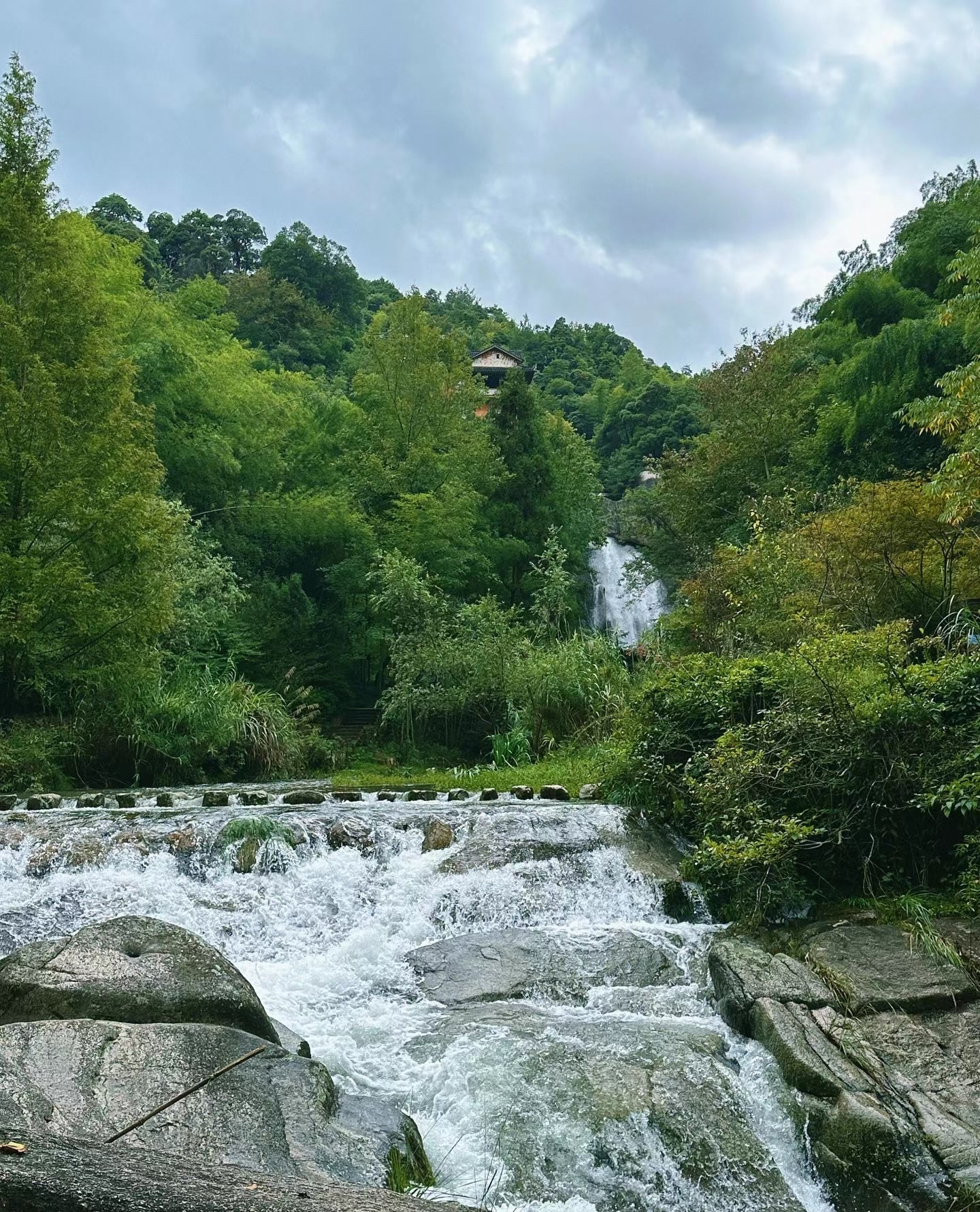 浙江省天台县城北大约二十二公里左右的天台山中的石梁飞瀑景区,在