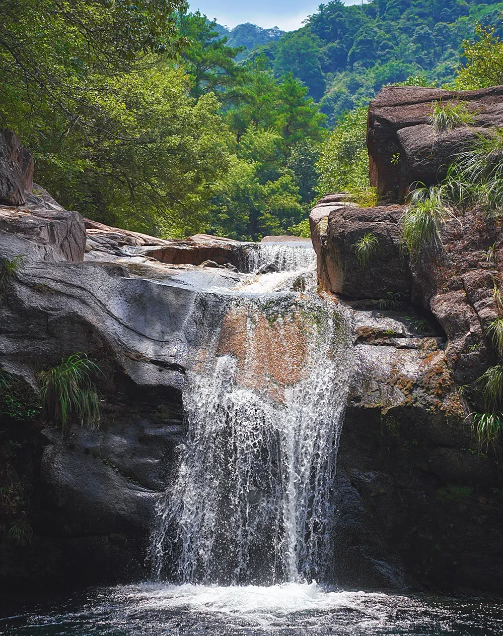 江西上饶德兴有座山叫大茅山,这里有个梧风洞景区很不一样,被人称为"