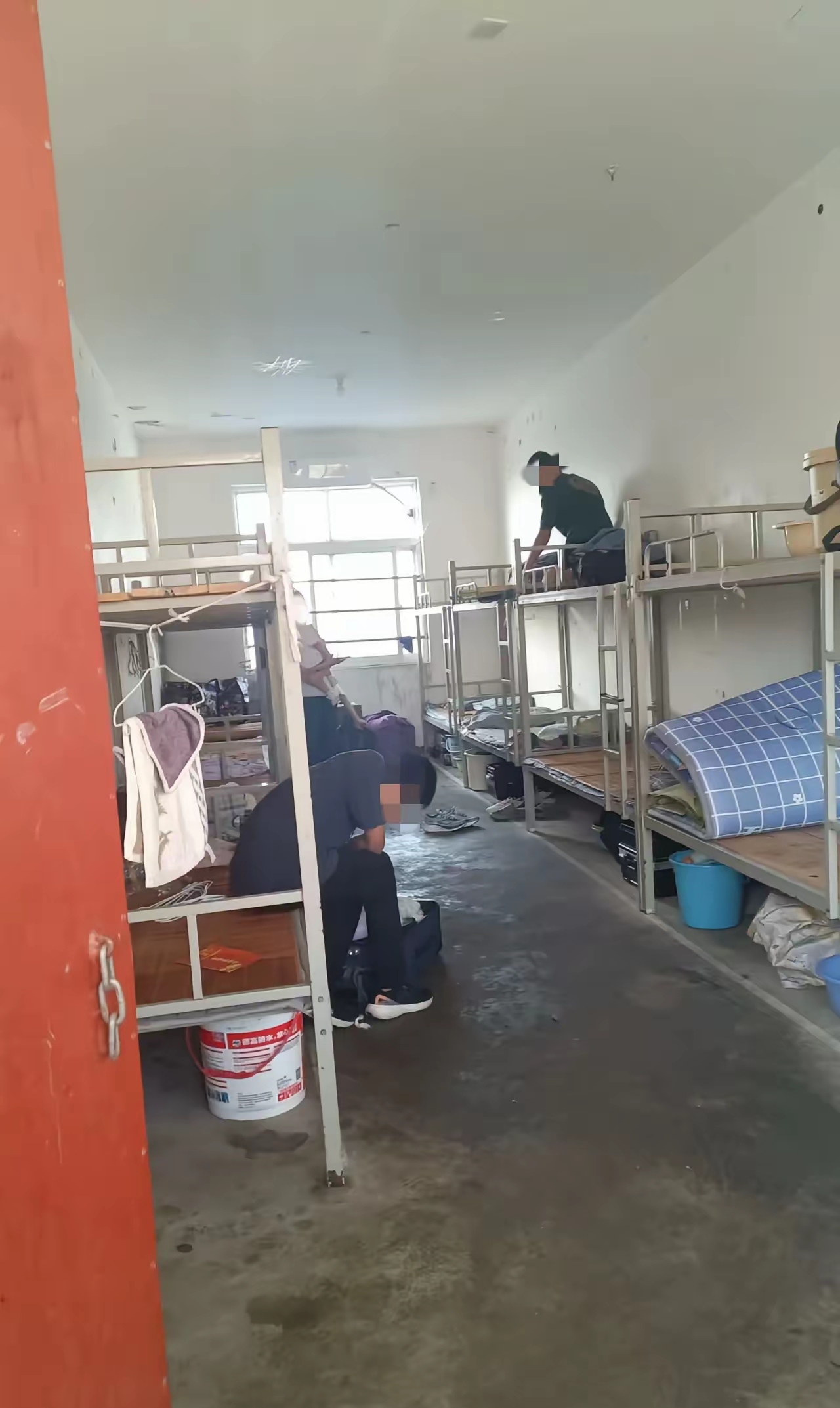 但是16个人一间宿舍,我还是第一次遇到