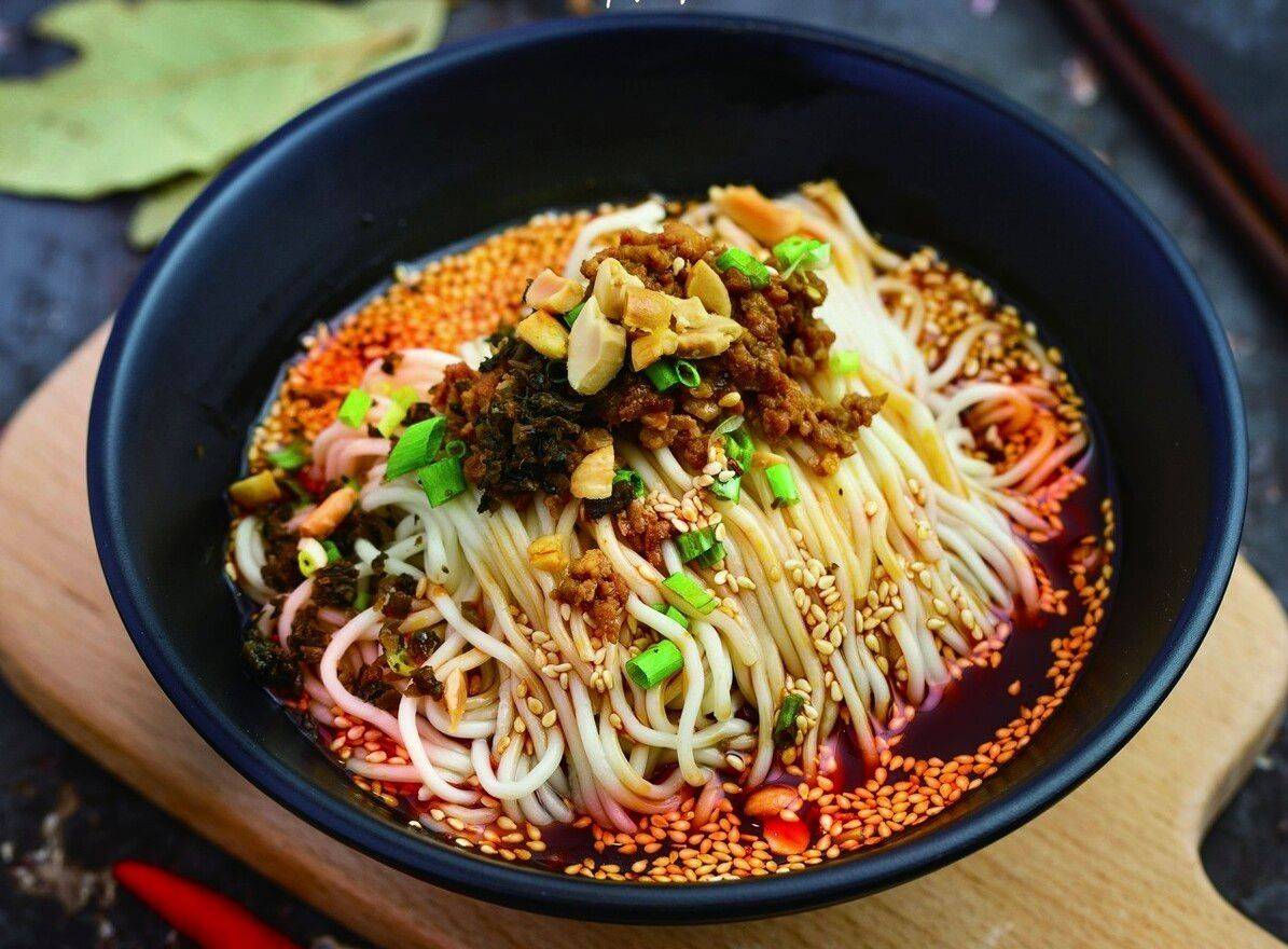 传统手艺与现代口味的完美融合       担担面,这道源自四川成都与自贡