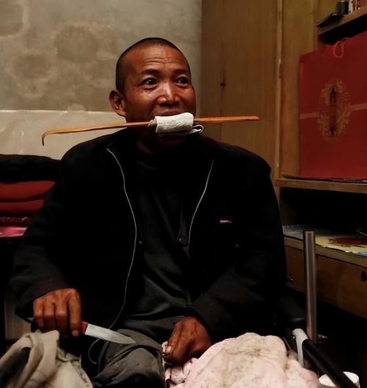 2012年4月,一河北男子为了省百万住院费,自己亲手