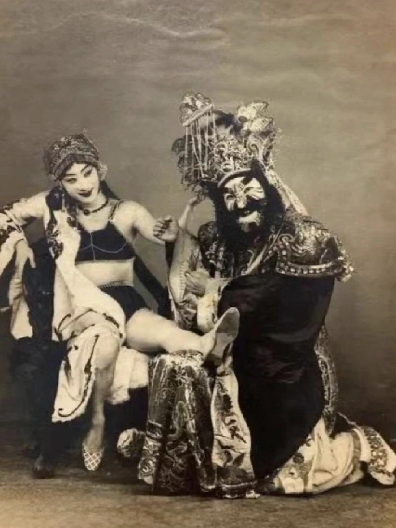 1930年代的京剧封神榜,妲己和纣王的宣传照,妲己扮演者小杨月楼,乾旦